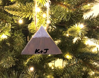 Adorno de wood mountain, Ornamento aventura, adorno de amigos, regalo al aire libre, regalo de escalada en roca, chica excursionista, adorno de camping