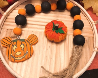 Mickey Pumpkin Garland, Mickey Decorations, Disney Pumpkin, Disney Garland, Mickey Beaded Garlands, Disney Stuff, Disney Kitchen Decor