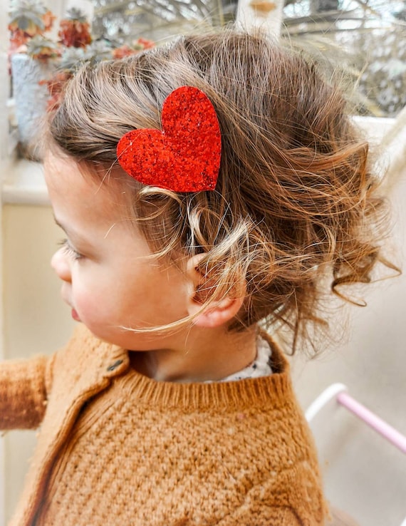 ハートのヘアクリップ、赤いハートのグリッタークリップ、フリンジ
