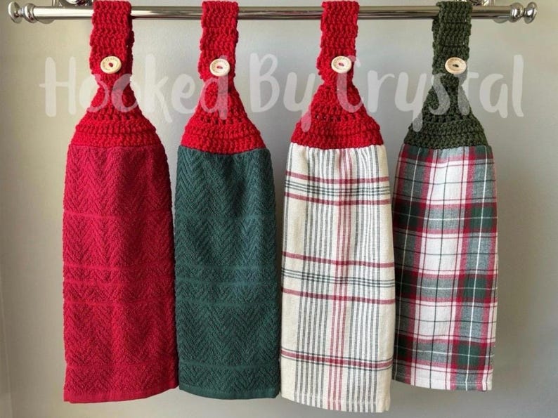 Pode incluir: Quatro panos de prato pendurados com topos de croch&ecirc; em vermelho e verde escuro, cada um preso com um bot&atilde;o claro. As toalhas apresentam um vermelho s&oacute;lido, um verde escuro s&oacute;lido e dois padr&otilde;es xadrez em vermelho, verde e branco.