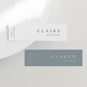 Modèle de marque-places bleu poussiéreux, cartes de visite pour mariage avec numéros de table, marque-places pour dîner de répétition, plaque pour nom de table - Claire