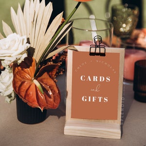 Kaarten en cadeaus bruiloft bord sjabloon, terracotta bord voor kaarten en cadeaus, oranje bord met cadeaus kaarten, modern bord voor kaarten en cadeaus - Chloe
