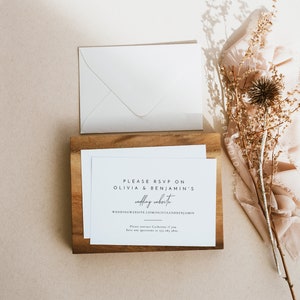 Puede incluir: Una tarjeta RSVP blanca con el texto "Por favor, responde a Olivia & Benjamin en su sitio web de bodas: weddingwebsite.com/oliviaandbenjamin. Por favor, contacta con Catherine si tienes alguna pregunta en el [n&uacute;mero de tel&eacute;fono]."