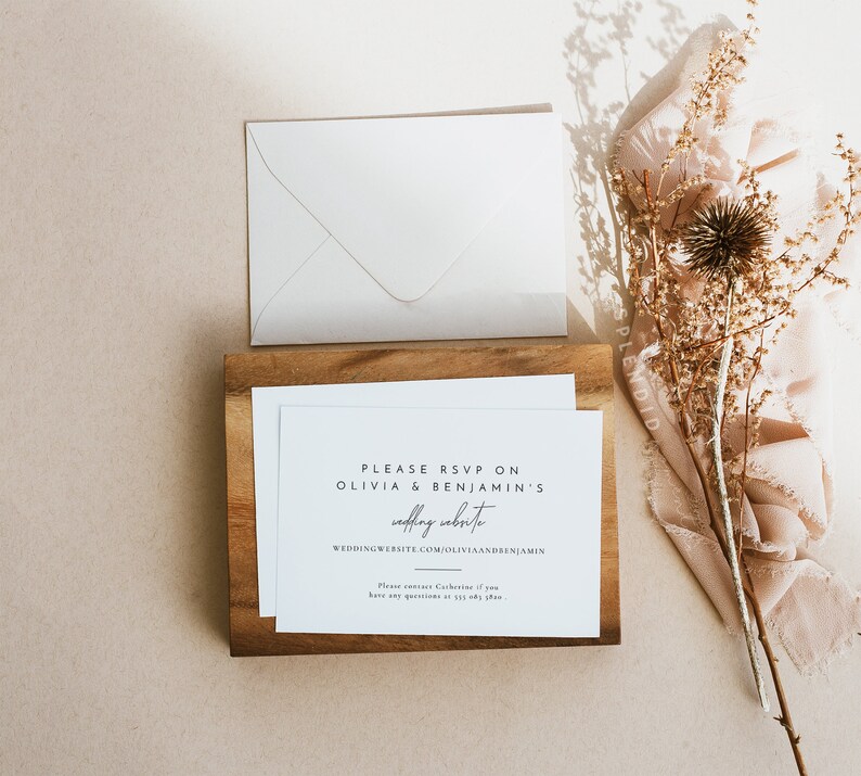 Puede incluir: Una tarjeta RSVP blanca con el texto "Por favor, responde a Olivia & Benjamin en su sitio web de bodas: weddingwebsite.com/oliviaandbenjamin. Por favor, contacta con Catherine si tienes alguna pregunta en el [n&uacute;mero de tel&eacute;fono]."