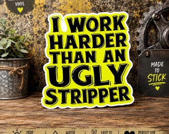 Divertida pegatina de vinilo: Trabajo más duro que una stripper fea – Calcomanía con humor obrero