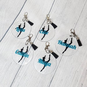Llaveros de bailarina personalizados - Regalo para el equipo de baile y porristas - 1 clip acrílico de 3 pulgadas - Silueta de ballet - Llavero con borla personalizado - Etiqueta para bolso