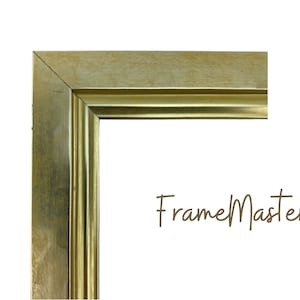 Puede incluir: Primer plano de la esquina de un marco de imagen dorado con un acabado ligeramente desgastado. El marco tiene un borde elevado y un patrón decorativo sutil.  Frame Masters.