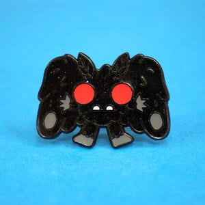 Pin de esmalte de Mothman / Pin de purpurina críptico / Monstruo de Point Pleasant / Accesorio gótico espeluznante de Halloween