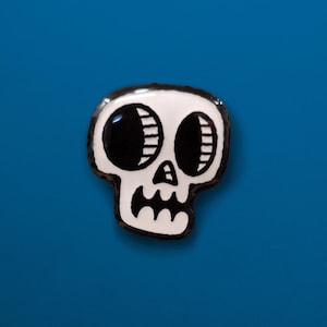 Skull Glow-in-the-dark Enamel Pin, spooky enamel pin for backpacks, bags, coats, lanyards, skull pin, skull art, halloween pin, skull doodle