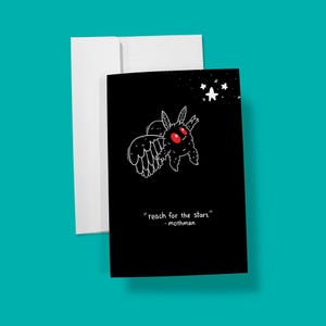Tarjeta de felicitación de Mothman / Linda tarjeta de felicitación con la frase "Alcanza las estrellas", tarjeta de felicitación en blanco, estímulo, para cualquier ocasión, divertida tarjeta de felicitación