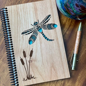 Cuaderno de madera de aliso, grabado y recortado con láser con el diseño de una libélula.