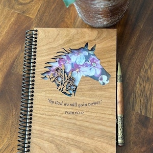 Cuaderno de madera de cerezo, grabado y cortado con láser con la palabra "Caballo".