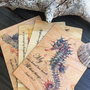 Presente Jw. Conjunto de quatro cartões de madeira. Lindos e únicos! Apresentando criaturas do oceano em aquarela.