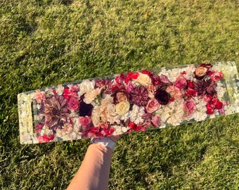 Tabla de embutidos y quesos personalizada con diseño floral: recuerdo con flores naturales (DEPÓSITO)