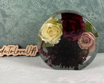 Recuerdo personalizado de flores secas: ramo de novia circular de resina (8,9 cm)
