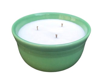 Velas de soja hechas a mano en un cuenco de cerámica verde reciclado y reutilizable. Regalo para ella. Regalo único para él. Decoración rústica.