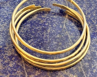 Conjunto de 4 pulseras apilables de latón hechas a mano