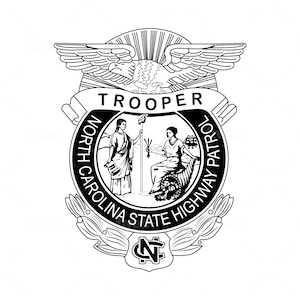 Puede incluir: Ilustración en blanco y negro de una insignia con el texto "TROOPER NORTH CAROLINA STATE HIGHWAY PATROL" y un águila estilizada sobre el texto. La insignia también presenta una "N" estilizada con una estrella en su interior.
