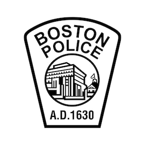 以下が含まれることがあります： 「ボストン警察」と「A.D. 1630」の文字が書かれた、白黒の徽章のイラスト。徽章には、ドームと尖塔のある建物が描かれている。