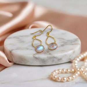 Orecchini in ottone con autentica pietra di luna arcobaleno, placcati in oro 18 carati e realizzati a mano, pietra portafortuna di giugno, gioiello boho minimalista, regalo perfetto per le donne.