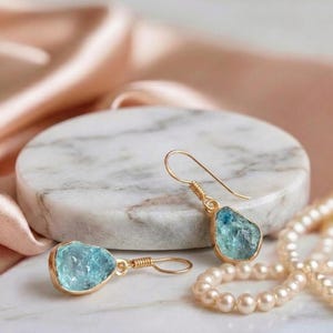 Orecchini con acquamarina grezza: gioielli boho placcati in oro rosa