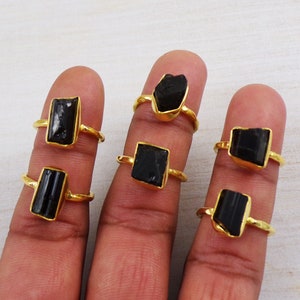 Anillo de turmalina negra en bruto, turmalina natural sin tallar, anillo de latón chapado en oro, joyería bohemia, joyería de piedra en bruto, C120709