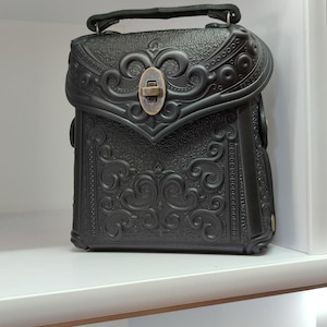 Sac à dos en cuir marron fait main, sac à dos avec motif d'auteur