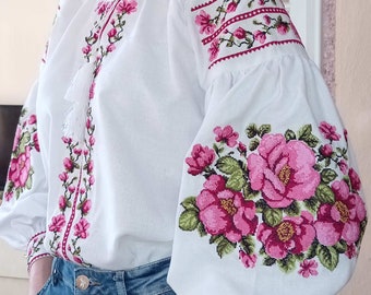 Ukrainische Vyshyvanka – bestickte Bluse für Frauen auf einem weißen, selbstgesponnenen Stoff