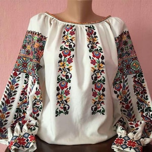Vit Hemspunnen ukrainsk Vyshyvanka-blus | Handgjord korsstygnsbroderad topp | Specialtillverkad sidenblus