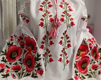 Vyshyvanka ucraniana: blusa bordada para mujer sobre tela blanca tejida a mano