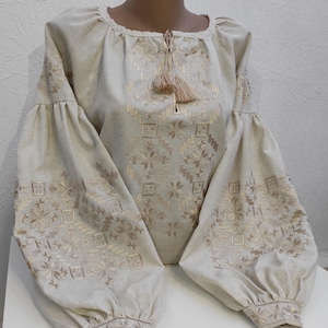 Ukrainische Wyschywanka – bestickte Bluse für Frauen auf beigem, selbstgesponnenem Stoff