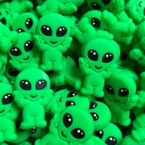 EXCLUSIVE Green Glow in the Dark Alien Silicone Focal Bead