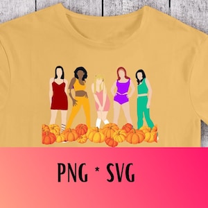 Könnte beinhalten: Fünf Frauen in verschiedenen bunten Outfits stehen vor einer Reihe von orangefarbenen Kürbissen. Die Frauen tragen rote, gelbe, rosa, lila und grüne Outfits. Der Hintergrund ist ein gelbes T-Shirt.