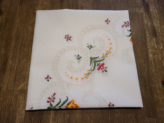 Lovely Beige Vintage Round Tablecloth Cross-Stitched Floral Pattern Eyelet  Bordr