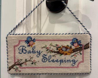 Baby schläft Türschild mit Nadelspitze, bestickt mit Wolle