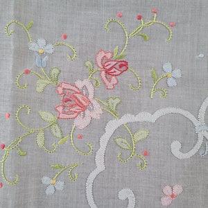 Small round hand embroidered tablecloth, with Tuscany filet Lace edge , 90cm, 100% cotton, vintage not used, in perfect condition