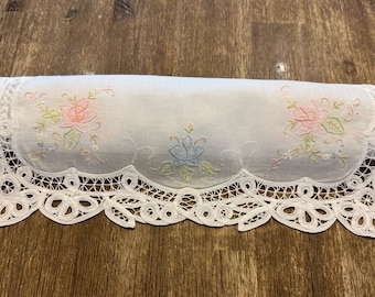 Handgesticktes Tabletttuch mit Battenburg Spitzenrand, 100% Baumwolle, Chaochu-Stickerei, 40 cm, vintage ungebraucht, perfekt erhalten