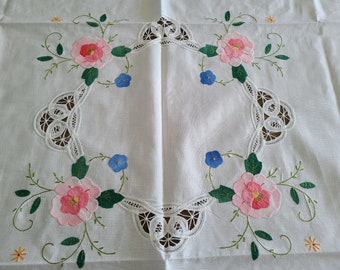Applique embroidered battenburg lace tablecloth, with 4 pieces napkins, 138 cm / 54.33”, 100%cotton, vintage not used in excellent condition