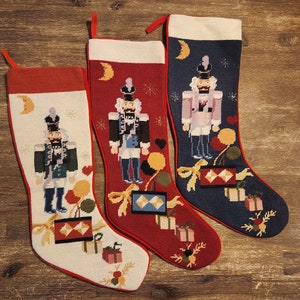 Nadelspitze Nussknacker Weihnachtsstrumpf aus 100% Wolle, handbestickter Strumpf, 17,5 x 55 cm, vintage nie benutzt, neuer Zustand