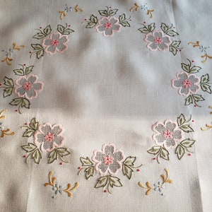 Lovely Beige Vintage Round Tablecloth Cross-Stitched Floral Pattern Eyelet  Bordr