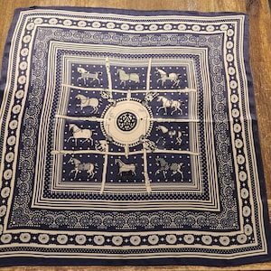 Petite écharpe 100 % soie, écharpe en pure soie 16 mm, écharpe carrée en soie à motif cheval, 21 po./53 cm, écharpe en soie confortable, douce et respirante