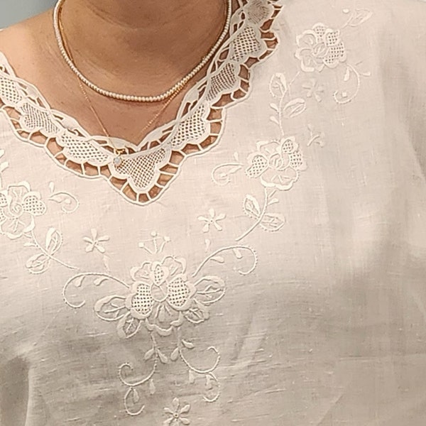 Vintage never been worn hand embroidered linen blouse with Venice lace. Short sleeve linen blouse,  size L, white, in perfect condition