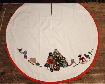 Wool Needle point nutcracker Christmas tree skirt, 41″ / 104cm, vintage not used, in good condition