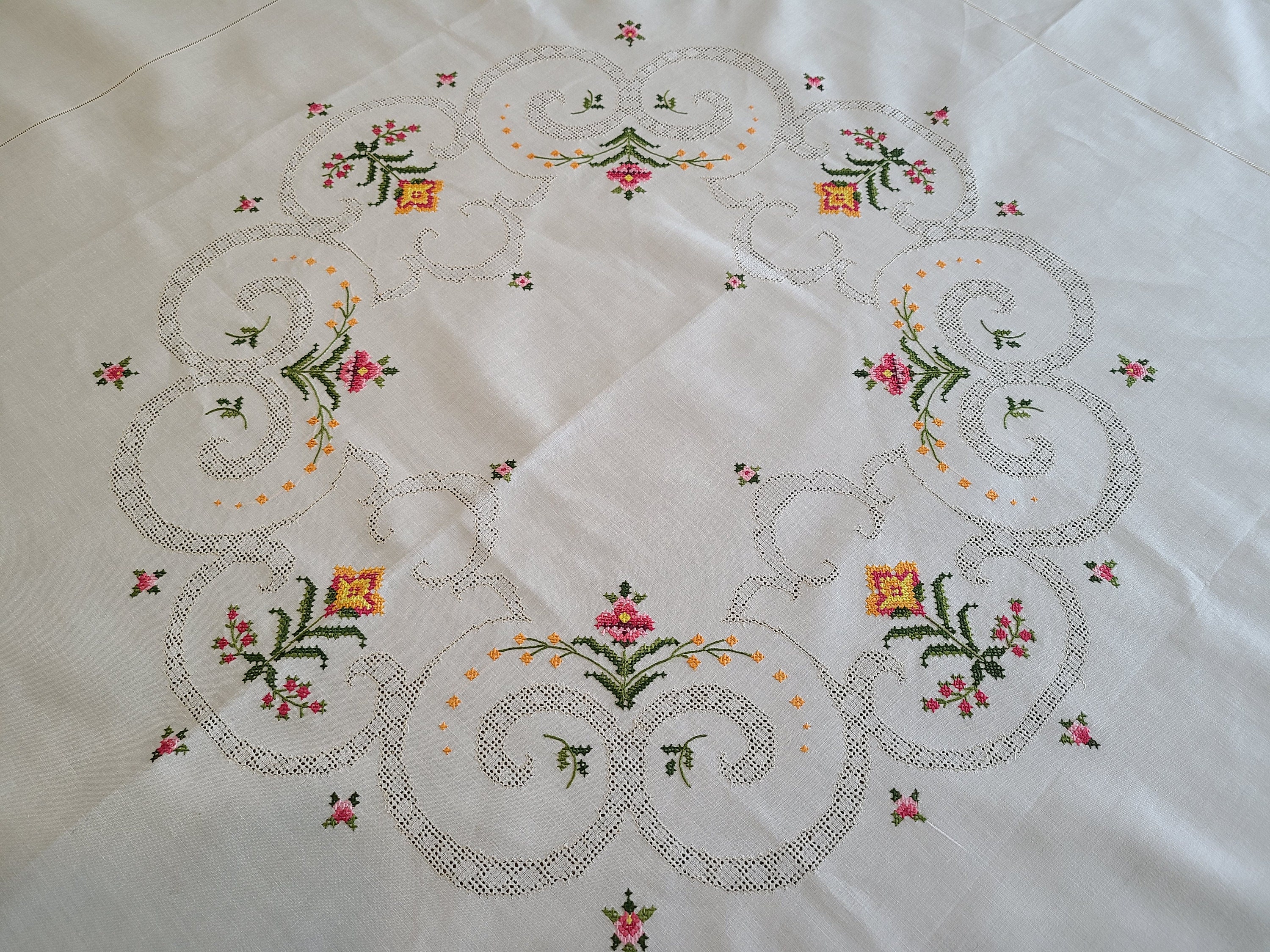 Lovely Beige Vintage Round Tablecloth Cross-Stitched Floral Pattern Eyelet  Bordr