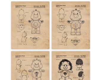 Puede incluir: Un conjunto de cuatro dibujos de patente vintage de Care Bear. Cada dibujo muestra un Care Bear diferente con su símbolo distintivo y un diseño único. Los dibujos están en blanco y negro y tienen un aspecto vintage y envejecido.