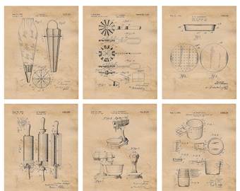 Könnte beinhalten: Sechs Vintage-Patentzeichnungen in Schwarzweiß für Küchenwerkzeuge und -geräte. Die Zeichnungen zeigen detaillierte Illustrationen eines Spritzbeutels, eines Kuchendesign-Werkzeugs, eines Kuchenschneiders, eines Nudelholzes, eines Küchenmixers und eines Siebs.