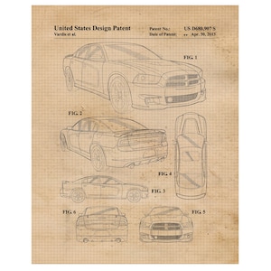 Puede incluir: Un dibujo en blanco y negro de un diseño de patente de automóvil. El número de patente es US D680,907 S y la fecha de la patente es el 30 de abril de 2013. El dibujo muestra seis vistas diferentes del automóvil, incluidas las vistas frontal, lateral, trasera y superior.