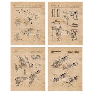 Puede incluir: Una ilustración de estilo vintage de cuatro patentes estadounidenses para un arma de fuego. Los dibujos muestran diferentes ángulos y componentes del arma, con etiquetas para cada parte. Las patentes están fechadas el 14 de septiembre de 2013, el 11 de octubre de 2005, el 3 de mayo de 2022 y el 26 de abril de 2021.