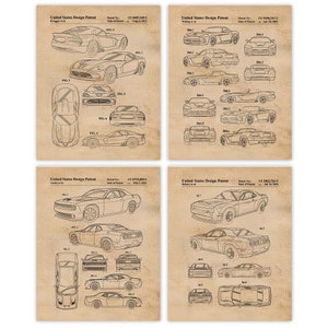 Può includere: Un set di quattro disegni di brevetto in stile vintage per diversi modelli di auto. Ogni disegno mostra più viste dell'auto, tra cui prospettive laterali, anteriori e posteriori. I disegni sono in bianco e nero e hanno uno sfondo testurizzato.
