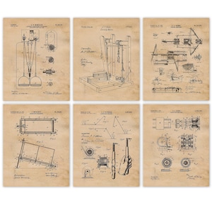 Puede incluir: Un conjunto de seis dibujos de patentes vintage para diferentes tipos de máquinas de ejercicio. Los dibujos son en blanco y negro y presentan ilustraciones detalladas de las máquinas. Los dibujos están sobre un fondo beige con un patrón de cuadrícula.